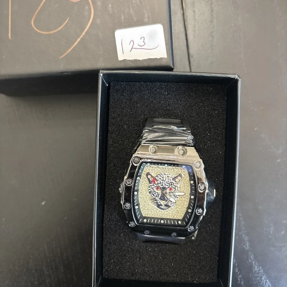 AJ Quartz Analog Leapord Tonneau Black SS Case   White Cat Silver Brand New
